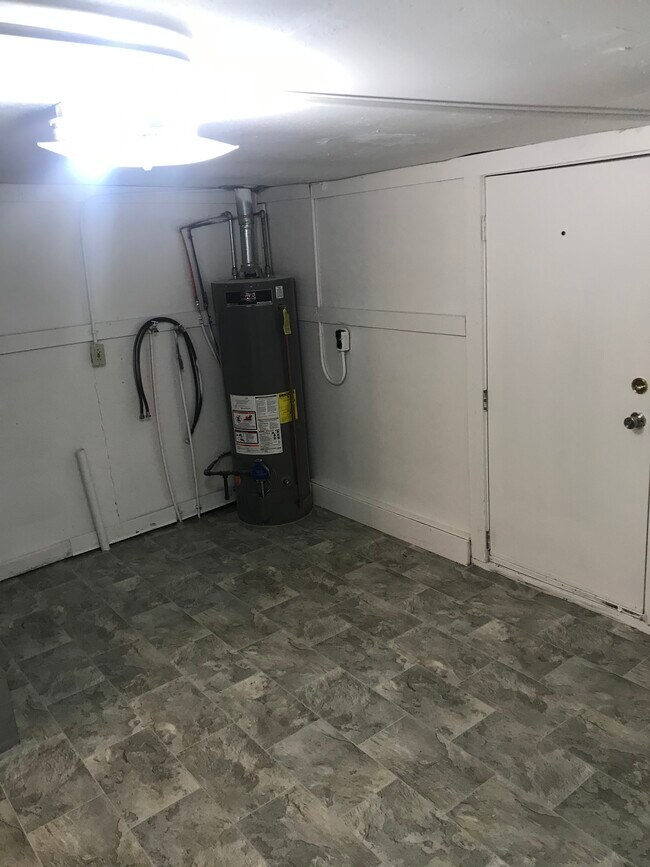 Building Photo - 408 W 9th St