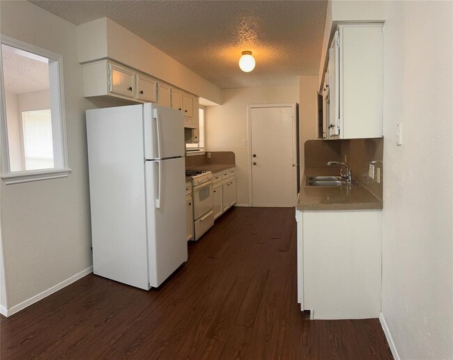 Building Photo - 605 Rollingway Dr