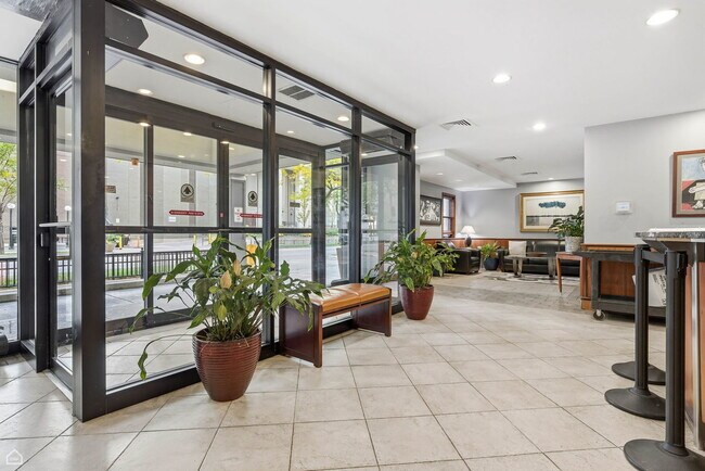 Building Photo - 6030 N Sheridan Rd