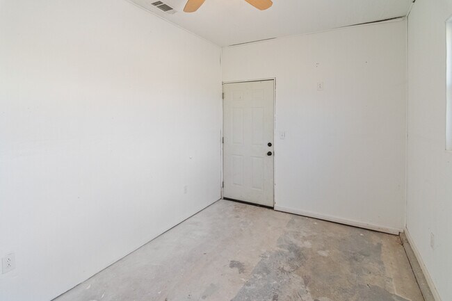 Building Photo - 814 Carson Dr