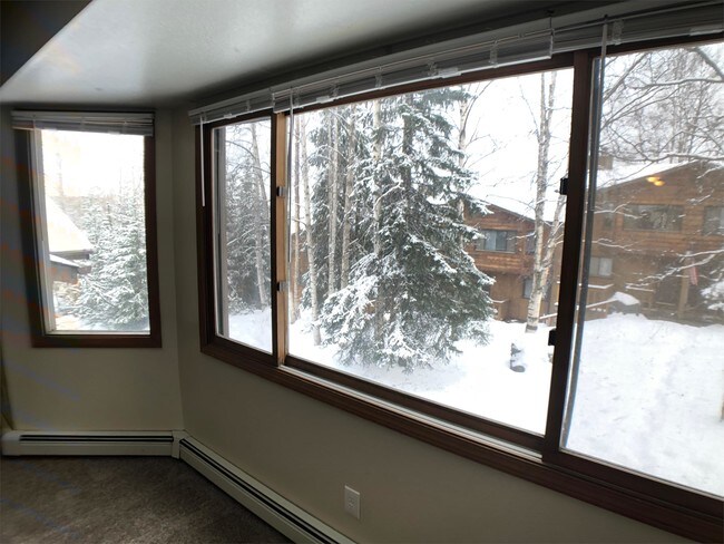 Building Photo - 724 E 76th Ave