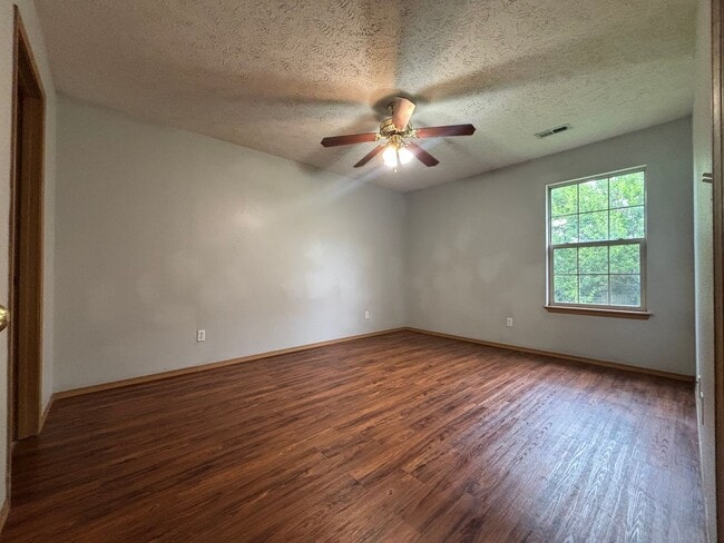 Building Photo - Recently remodeled 3 bedroom 2 full bathro...