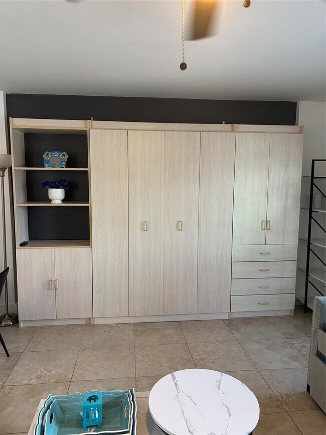 Building Photo - 2900 NE 30th St