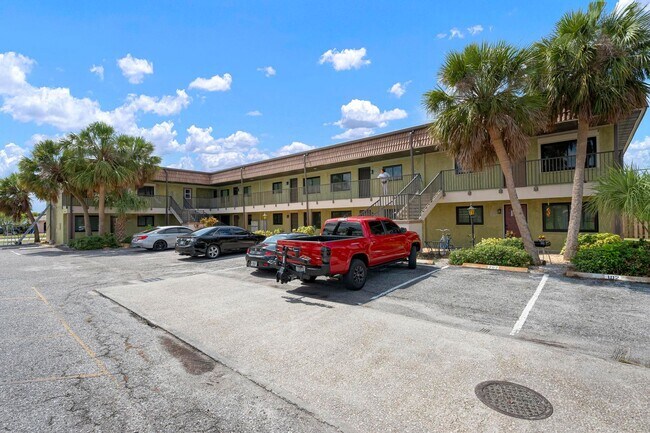 Building Photo - GORGEOUS FULLY RENOVATED 1st FLOOR 2 BEDROOM 1 BATHROOM CONDO LOCATED JUST 5 MINUTES FROM VENICE ...