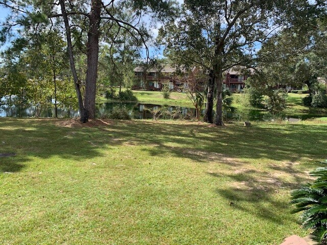 Building Photo - 140 Lakeside Villa