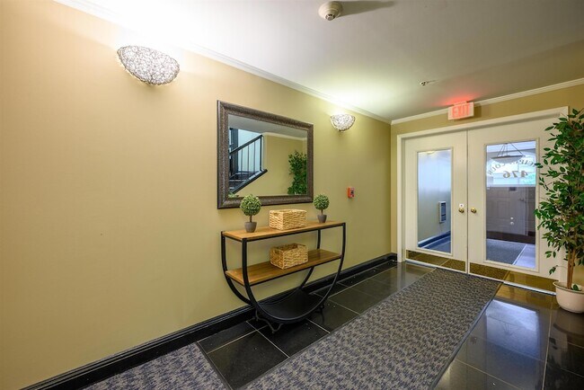 Building Photo - 476 Monmouth St
