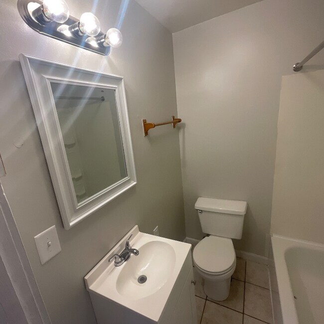 Building Photo - 416 E Hillside Dr