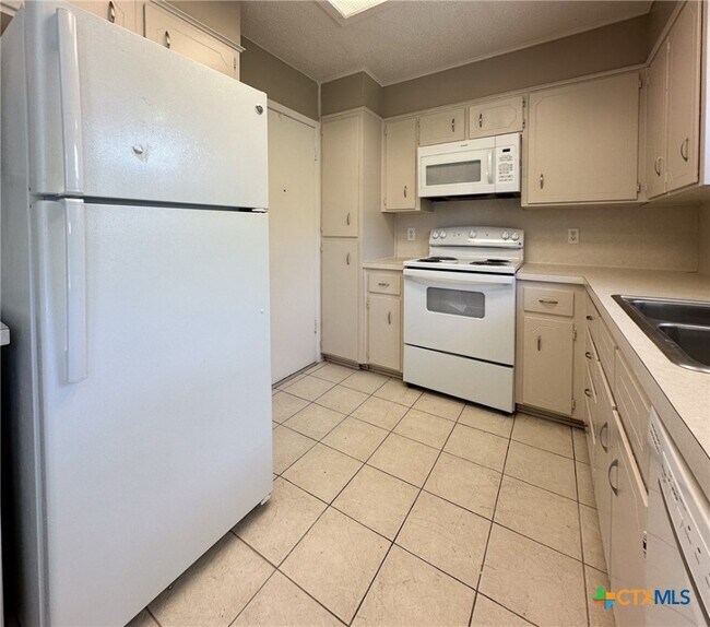 Building Photo - 1608 Becker Dr