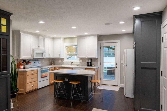 Building Photo - Spacious 4-Bedroom Home with Modern Amenit...