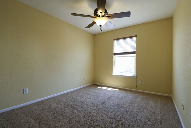 Building Photo - Beautiful Updated Town Home in Fort Collins
