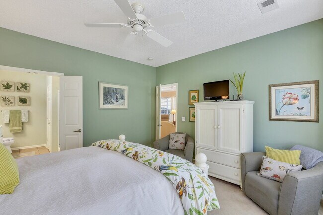 Building Photo - Charming 2-Bedroom, Plus Den Home with 2 F...