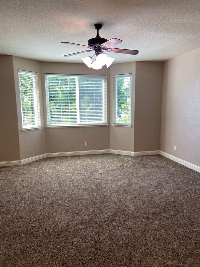 Building Photo - Broadstone Solar Home - 5 Bdrms, 4 Baths