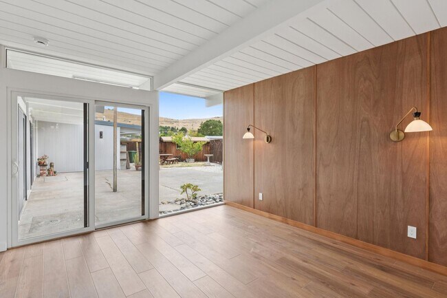 Building Photo - Eichler Mid-Century Home, Newly Renovated