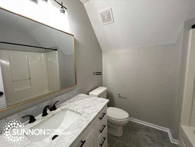 Building Photo - 4 Bed 2.5 Bath House with Great Yard