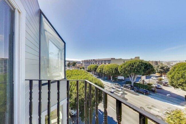 Building Photo - 2137 Lombard St