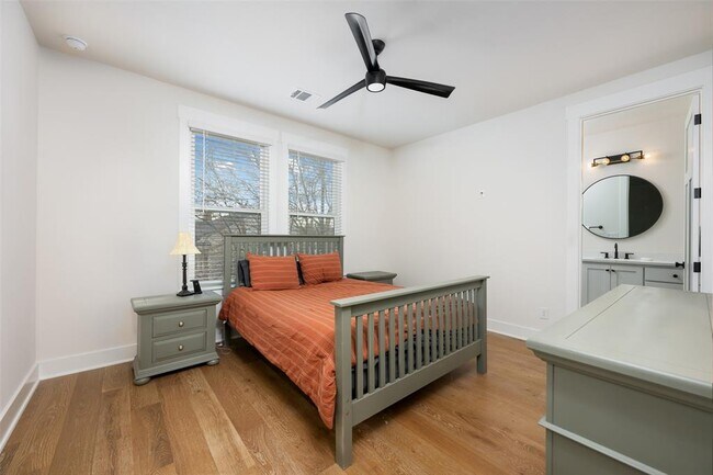 Building Photo - 510 E 7th St