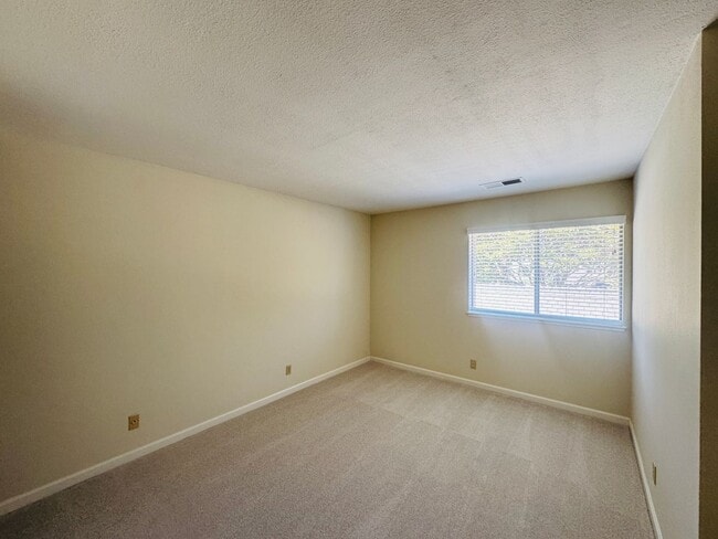 Building Photo - Spacious Townhouse in the Desired Bancroft...