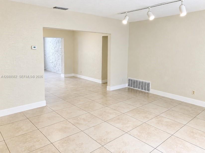 Building Photo - 320 NW 93rd Ter