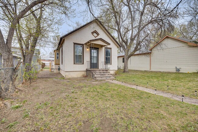 Building Photo - 744 E Cucharras St