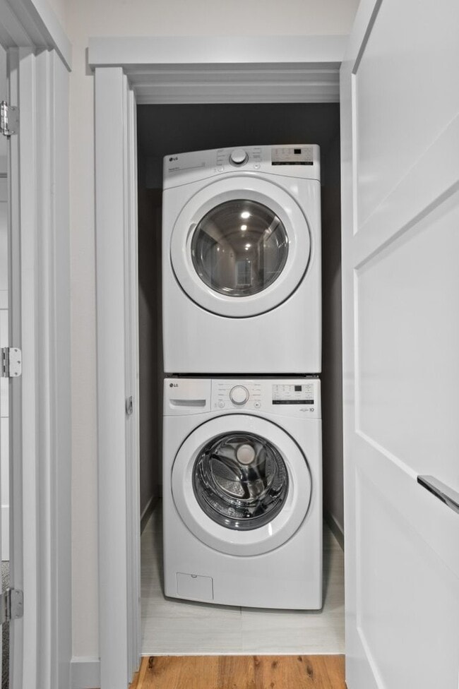 Building Photo - 2Bd/1.75Ba Seattle Condo