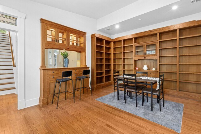 Building Photo - 1206 W 22 1/2 St