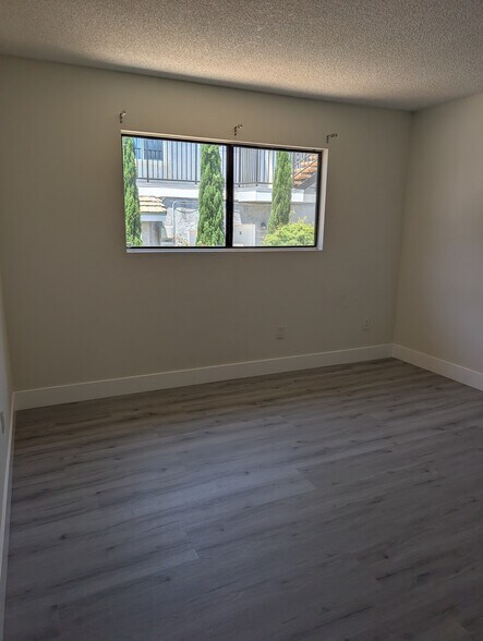 Building Photo - 5166 Dunbar Dr
