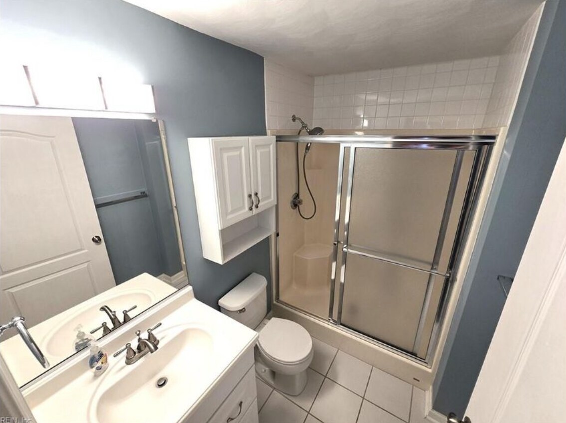 Building Photo - 2236 Lesner Cres