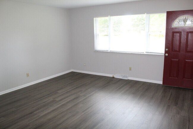 Building Photo - 2 BR Duplex in Avon!