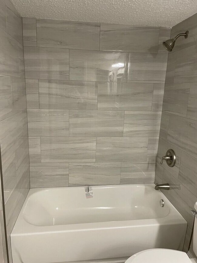Building Photo - Wonderful 2/1 Condo - ** Move in Special $500 off your first months rent** Available Now !