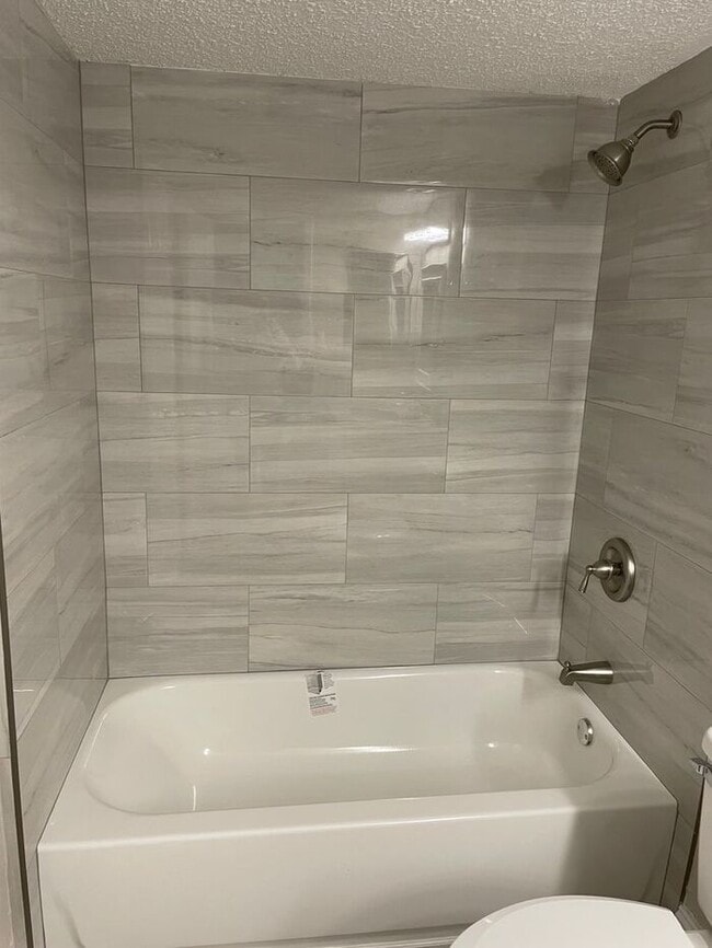 Building Photo - Wonderful 2/1 Condo - ** Move in Special HALF off your first months rent** Available Now !
