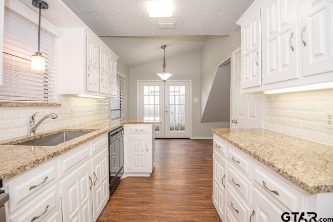 Building Photo - 5917 Hollytree Dr