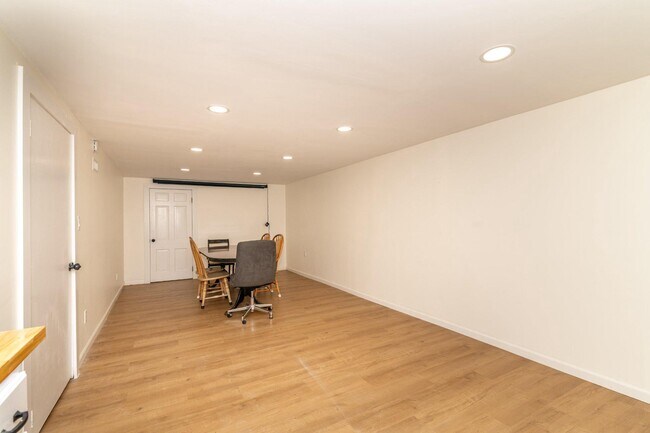 Building Photo - 1800 Lark Ln