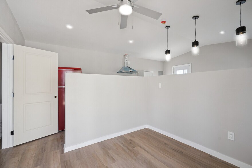 Building Photo - 890 E Ash St