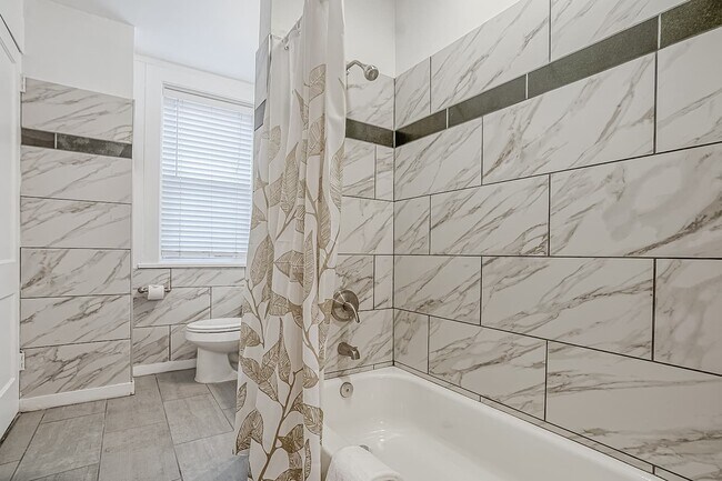 Building Photo - Furnished & Perfectly Located Downtown in ...