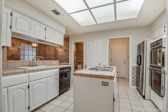 Building Photo - 14823 River Glen N