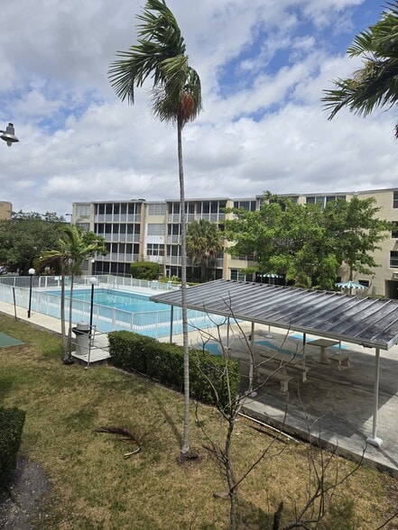 Building Photo - 1670 NE 191st St