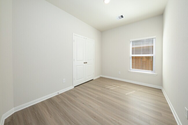 Building Photo - 15474 Maple Ter Dr