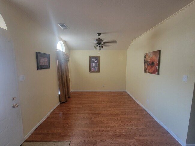 Building Photo - 1716 Country Crest Ln