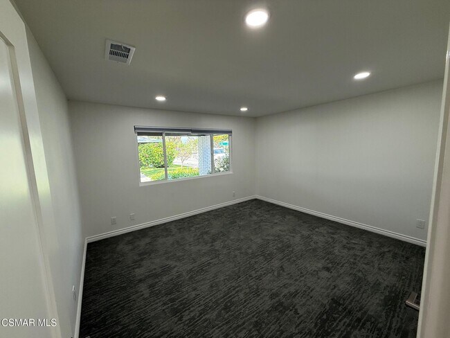 Building Photo - 102 W Alta Green