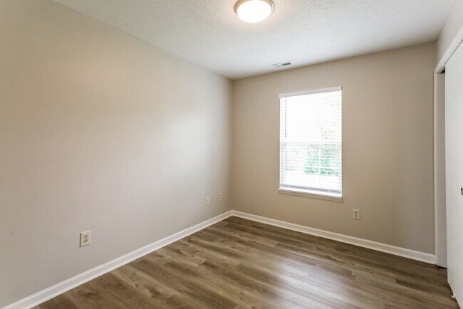 Building Photo - 1352 E McClarnon Dr