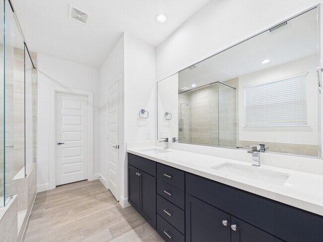 Building Photo - 2711 Clinton Dr