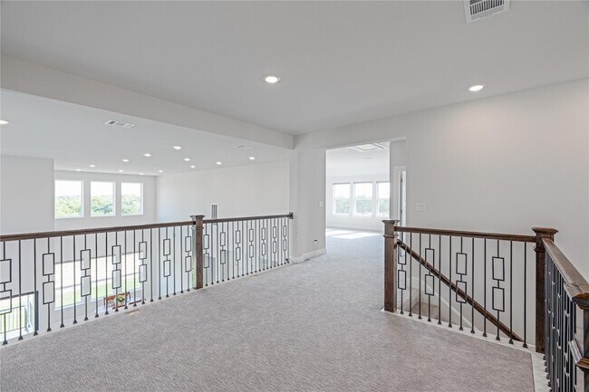 Building Photo - 301 Northcrest Dr