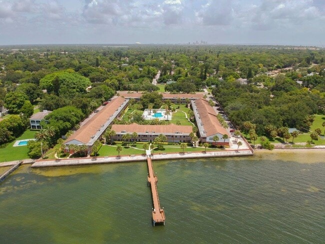 Building Photo - 650 Pinellas Point Dr S