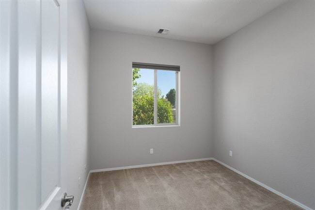 Building Photo - 4077 N Aberdeen Ave