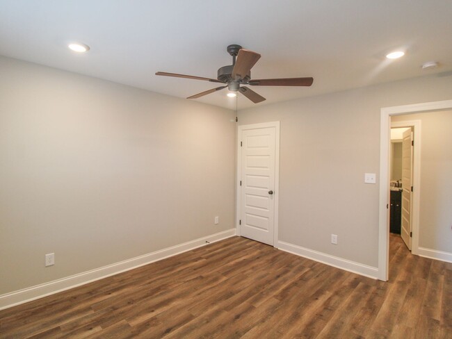 Building Photo - MOVE IN Special - 1st Month Rent FREE - Ca...