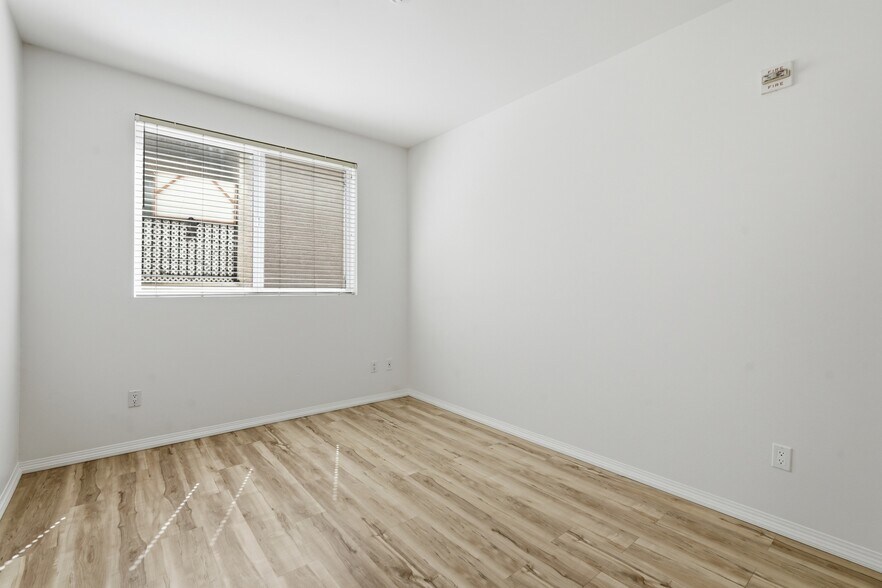 Building Photo - 13941 Sherman Way