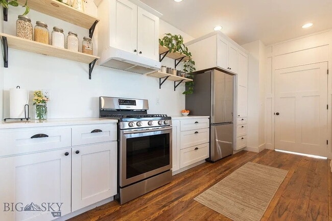 Building Photo - Incredible 5Bed, 2.5Bath home on 4 Acres with an ADU in Manhattan School District. Livestock allo...
