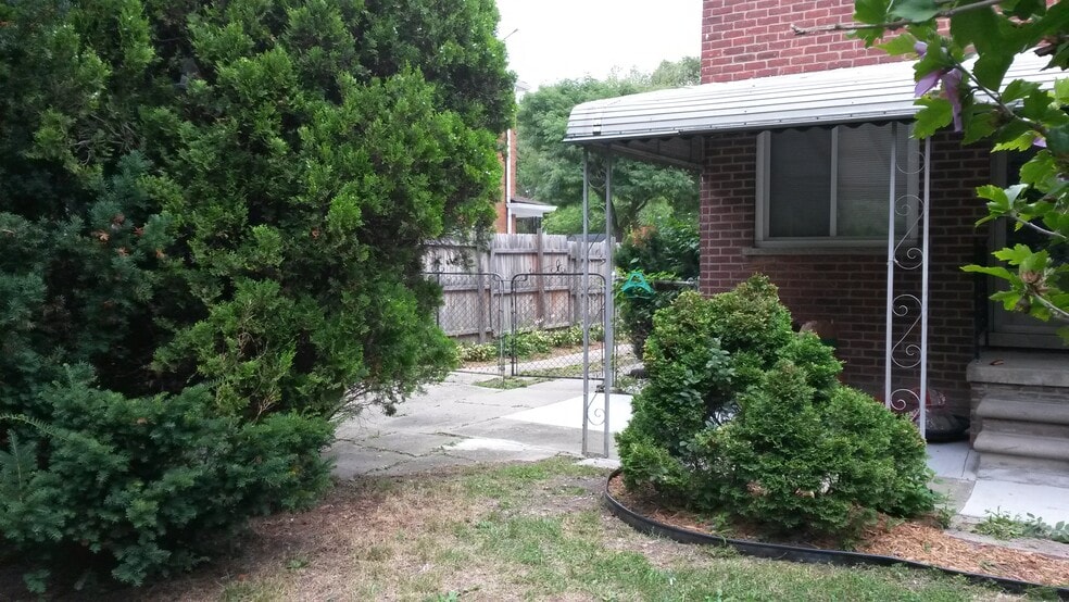Fenced In yard - 21865 Coolidge Highway