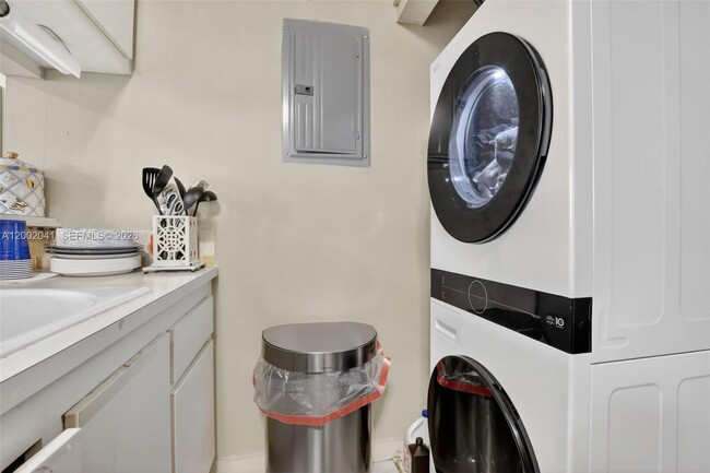 Building Photo - 5240 NE 6th Ave