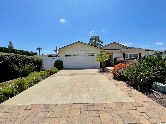 Building Photo - Gorgeous 4 Bedroom 2 Bathroom Home in Bonita!